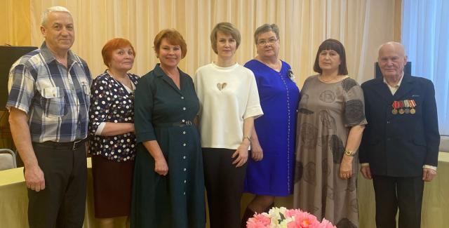 ПРЕКРАСНЫМ ДАМАМ И НАСТОЯЩИМ МУЖЧИНАМ ПОСВЯЩАЕТСЯ