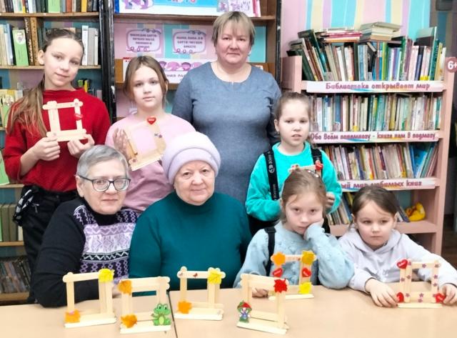 Мастер-класс по изготовлению фоторамки к 23 февраля в Алексеевской библиотеке
