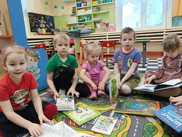 Сказки Бианки усадили на ковер воспитанников детского сада "Зоренька"