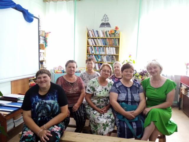 Книжная выставка &laquo;Я эту землю Родиной зову&hellip;&raquo; в Комаровской библиотеке